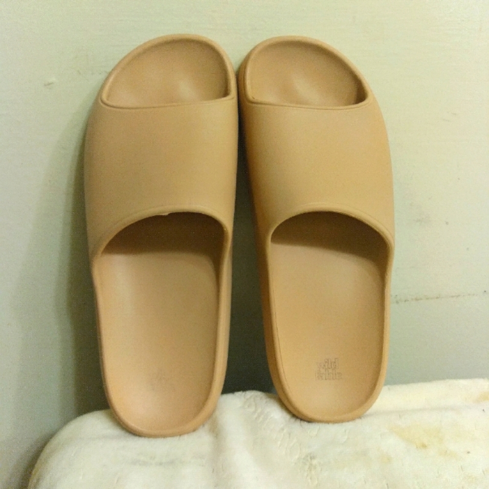 WILD FABLE Tan Slide Sandals SIMILAR TO CROCS Size 9